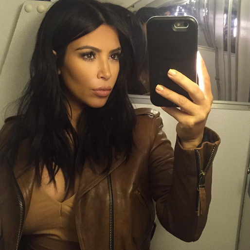 Kim Kardashian tar en selfie på flyget. Kim Kardashian tar en selfie på flyget.